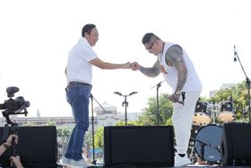 ▲716凱道活動鴻海創辦人郭台銘台上致詞。（圖／記者楊澍攝影）