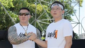 ▲「七月十六上凱道，公平正義救台灣」館長陳之漢、前立委黃國昌握手（圖／記者楊澍攝影）