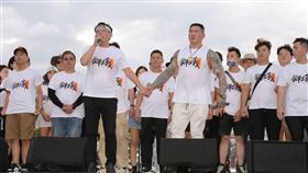 ▲716凱道集會，黃國昌、館長陳之漢最後壓軸宣布活動結束，並手牽手向在場群眾鞠躬致謝。（圖／記者楊澍攝影）