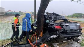 雲林汽車撞路樹  駕駛命危送醫搶救雲林縣莿桐鄉16日下午發生1起汽車撞路樹車禍，車體遭受猛烈撞擊後嚴重扭曲變形，駕駛則受困車內失去呼吸心跳，消防局獲報馳援，緊急將人救出送醫。（民眾提供）中央社記者蔡智明傳真  112年7月16日