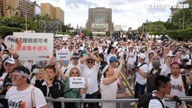 ▲716凱道集會，黃國昌、館長陳之漢最後壓軸宣布活動結束，並手牽手向在場群眾鞠躬致謝。（圖／記者楊澍攝影）