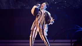 陳奕迅攻蛋開唱（2）「陳奕迅FEAR AND DREAMS 世界巡迴演唱會–台北站」15日晚間在台北小巨蛋舉行，香港歌王陳奕迅帶來多首經典粵語歌曲，賣力演唱讓歌迷聽得如癡如醉。中央社記者裴禛攝  112年7月15日