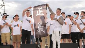 ▲716凱道集會，柯文哲致詞簽承諾書（圖／記者楊澍攝影）