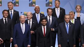 英國：G7擬簽署聯合宣言  確保烏克蘭長期安全英國首相蘇納克（Rishi Sunak，前中）11日抵立陶宛，出席北約峰會。英國首相府預告，與G7（七大工業國集團）盟友預計12日在峰會場邊議定一項「歷史性」新架構，保障烏克蘭的長期安全。（英國首相府提供）中央社記者陳韻聿倫敦傳真  112年7月12日