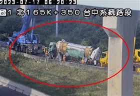 新／國1台中系統槽車翻覆　銜接國4暫封閉(圖/翻攝畫面)