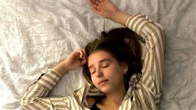 睡覺喜歡「手舉過頭頂」恐代表著肩頸問題。（示意圖／unsplash）