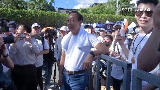 郭台銘休息室看侯友宜談話　看一半走人