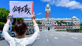 林珍羽補充，她的照片是上午10點拍攝。很多人問她今天怎麼沒上台；她自己坦承，因為她下午3-5點正在TVBS戰情室錄影！（圖／翻攝自林珍羽臉書）

