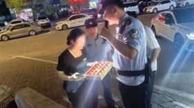 誤把19件金飾盒當廢品　店員全送拾荒老人（圖／翻攝自微博）