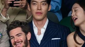 金宇彬（中）和鄭秀晶一起看網球賽。（圖/美聯社/達志影像）