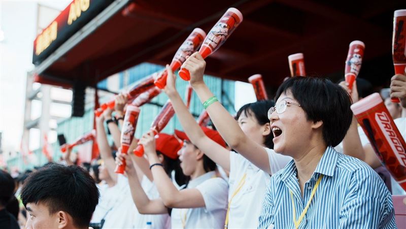 陸生團看味全龍主場賽　體驗「台式應援」