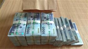 護鈔，阻詐，領370萬投資「阿土伯」，警識破詐騙(圖／翻攝畫面)