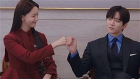 李俊昊（右）和潤娥拳頭碰拳頭，潤娥的手明顯小很多。（圖/翻攝JTBC）