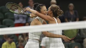 捷克史翠可娃溫網最後一舞奪冠畫下完美句點，賽後深情擁抱老搭檔謝淑薇。（圖／美聯社／達志影像）