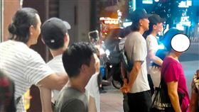 吳彥祖與老婆小孩三人現身台北市南京西路、林森北路一帶，似乎在找餐廳吃晚餐。（圖／讀者提供／CTWANT提供）
