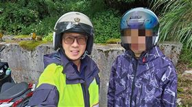 挑戰24耐環島，騎士體力透支，蹲坐路邊，員警伸出援手，台七甲線，勝光派出所(圖／警方提供)