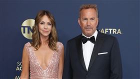 凱文科斯納（右）和妻子結婚18年宣布離婚。（圖/美聯社/達志影像）