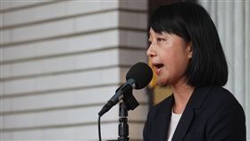 凱道集會致詞遭嗆下台  王婉諭立院受訪回應時代力量黨主席王婉諭16日出席「公平正義救台灣」集會活動致詞時遭民眾回嗆「下台」，現場噓聲不斷。王婉諭17日在立法院受訪表示，如果時代力量針對藍綠做不好的部分給予嚴厲批評，遇到民眾黨總統參選人柯文哲、民進黨就縮起來的話，「那算什麼時代力量」，大家應該思考這件事。中央社記者鄭清元攝  112年7月17日