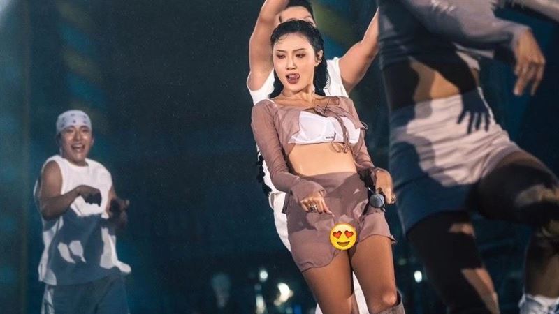 女星穿內衣衝上台還露底褲　激辣照片瘋傳
