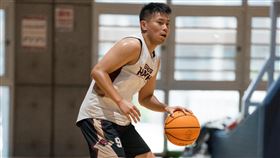 獵鷹後衛吳彥倫獲得球隊續約，將能迎來在台灣首個完整球季。(圖／台南獵鷹提供)