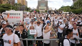 ▲716凱道集會，黃國昌、館長陳之漢最後壓軸宣布活動結束，並手牽手向在場群眾鞠躬致謝。（圖／記者楊澍攝影）