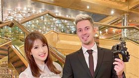 陳海茵（左）與老外元元出遊（圖／XinMedia提供）