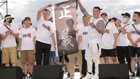 ▲716凱道集會，柯文哲致詞簽承諾書（圖／記者楊澍攝影）