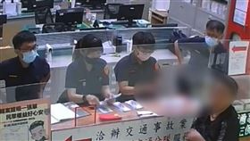 婦人克服「心魔」，撿路邊紅包送派出所，10萬還失主(圖／翻攝畫面)