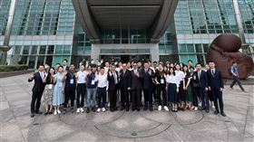 應馬英九基金會邀請來台的中國學生們好奇716凱道活動。(圖/馬英九基金會提供)
