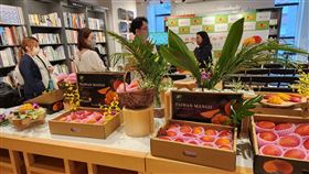 黃偉哲市長與謝長廷大使一起製作楊枝甘露