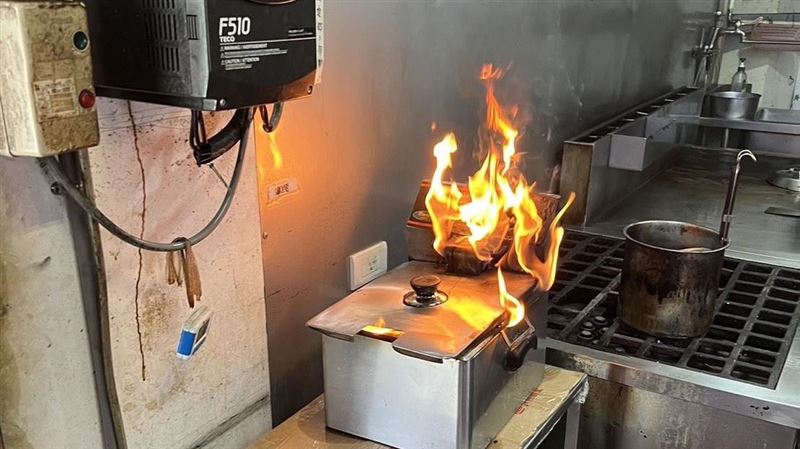 新莊牛排館竄火舌 消防用2廚房小物滅火