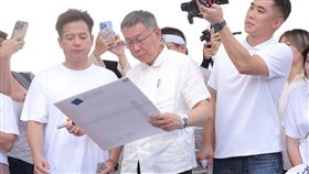 ▲716凱道集會，柯文哲致詞簽承諾書（圖／記者楊澍攝影）