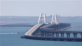 克里米亞大橋傳遭水面無人艇攻擊，俄羅斯稱有2死1傷。（圖／路透社／達志影像）