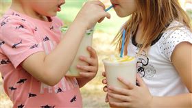 兒童，喝飲料(圖/翻攝自PIXABAY)