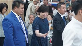 安倍昭惠抵達松山機場（2）日本已故前首相安倍晉三夫人安倍昭惠（前中）來台訪問，17日下午抵達台北松山機場，安倍昭惠向媒體揮手致意。中央社記者徐肇昌攝  112年7月17日