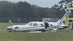 老機師降落突昏迷！女乘客緊急接手「硬著陸」　機翼斷2半驚險畫面曝(突/翻攝自推特)