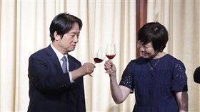 賴清德出席安倍昭惠來台歡迎晚宴（3）日本已故前首相安倍晉三夫人安倍昭惠（右）17日搭機抵台訪問，晚間在台北圓山大飯店出席歡迎晚宴，與副總統賴清德（左）碰杯致意。中央社記者徐肇昌攝  112年7月17日