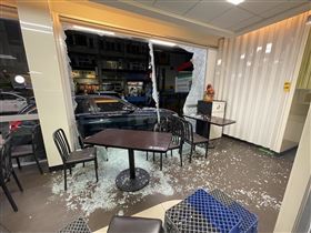 赤腳爬山溯溪卻血便「腸子有白色物擩動」（圖／翻攝畫面）