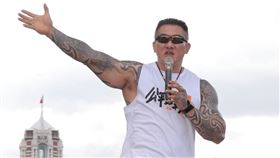 ▲716凱道集會，黃國昌、館長陳之漢最後壓軸宣布活動結束，並手牽手向在場群眾鞠躬致謝。（圖／記者楊澍攝影）