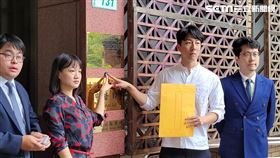 ▲吳崢(右二)及謝佩芬(左二)、律師黃帝穎(左一)等人，針對聯合報日前報導行政院召開「南海會議」討論美方要求台灣製造生物戰劑爭議，赴台北地檢署告發撰稿高姓記者。（圖／記者楊佩琪攝）