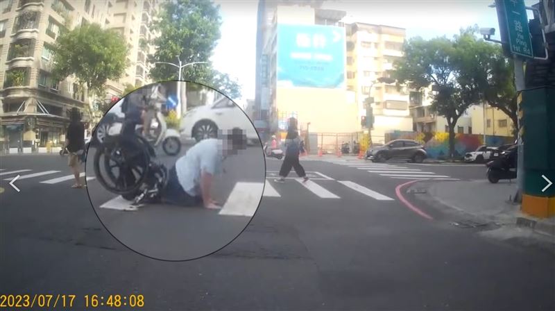 影／路不平「輪椅翻車」　身障者跪地重摔
