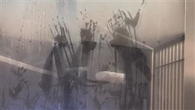 飯店玻璃浮出「鬼手印」超駭人！老司機邪笑秒懂了：是好多個愛情故事 小紅書