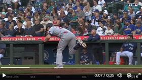 ▲雙城凱普勒（Max Kepler）敲出深遠落地安打後，被自己丟的球棒絆倒。（圖／翻攝自FOX Sports: MLB推特）