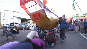 躦王船底祈福？香蕉與囡仔同扛轎