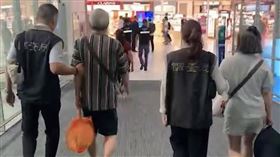 ▲「列治文信託有限公司」負責人陳智燦(左二)與妻子劉美雪(右一)吸金39億案，夫妻潛逃21年終於自泰國被押解回台。（圖／調查局提供）