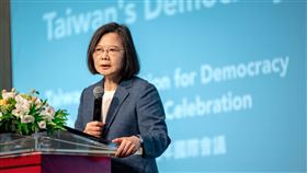 蔡英文總統今（18）日上午出席「台灣民主基金會二十週年國際會議」開幕典禮。（圖／總統府提供)