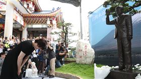 安倍昭惠訪高雄紅毛港保安堂（2）日本已故前首相安倍晉三夫人安倍昭惠（前左）訪台，18日上午前往高雄紅毛港保安堂參訪，並向安倍晉三紀念銅像鞠躬致意。中央社記者董俊志攝  112年7月18日