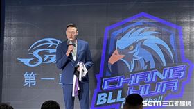 手握狀元籤的彰化柏力力選進中信金融管理學院蒙古籍中鋒蘇格爾。（圖／記者蔡厚瑄攝影）