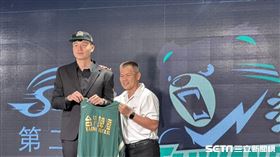 世新大學中鋒吳沛嘉在次輪第2順位獲得台啤青睞。（圖／記者蔡厚瑄攝影）