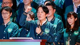 賴清德：民進黨始終站在民主自由及台灣人民這邊民進黨16日在台北圓山大飯店舉行全代會，總統參選人暨黨主席賴清德（前中）致詞時強調，民進黨始終站在民主自由這邊、始終站在台灣人民這邊。中央社記者鄭清元攝  112年7月16日